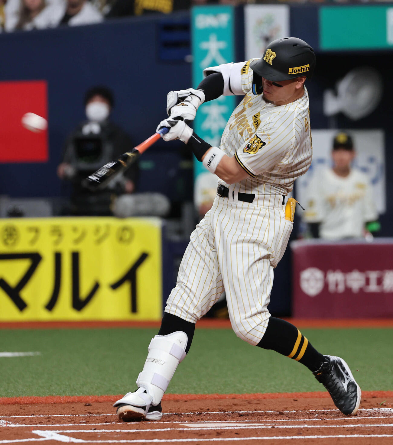 阪神対DeNA 1回裏阪神2死二塁、佐藤輝明は右中間に適時二塁打を放つ（撮影・西尾就之）