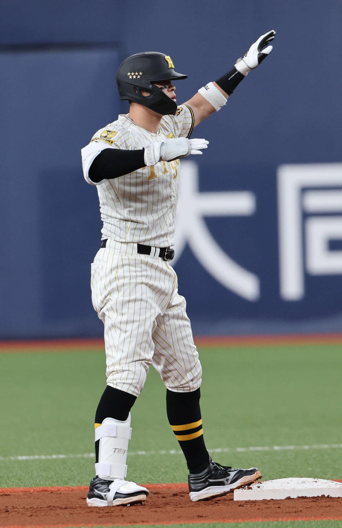 阪神対DeNA 1回裏阪神2死二塁、佐藤は右中間に適時二塁打を放ち、ベンチに向かってポーズ（撮影・西尾就之）