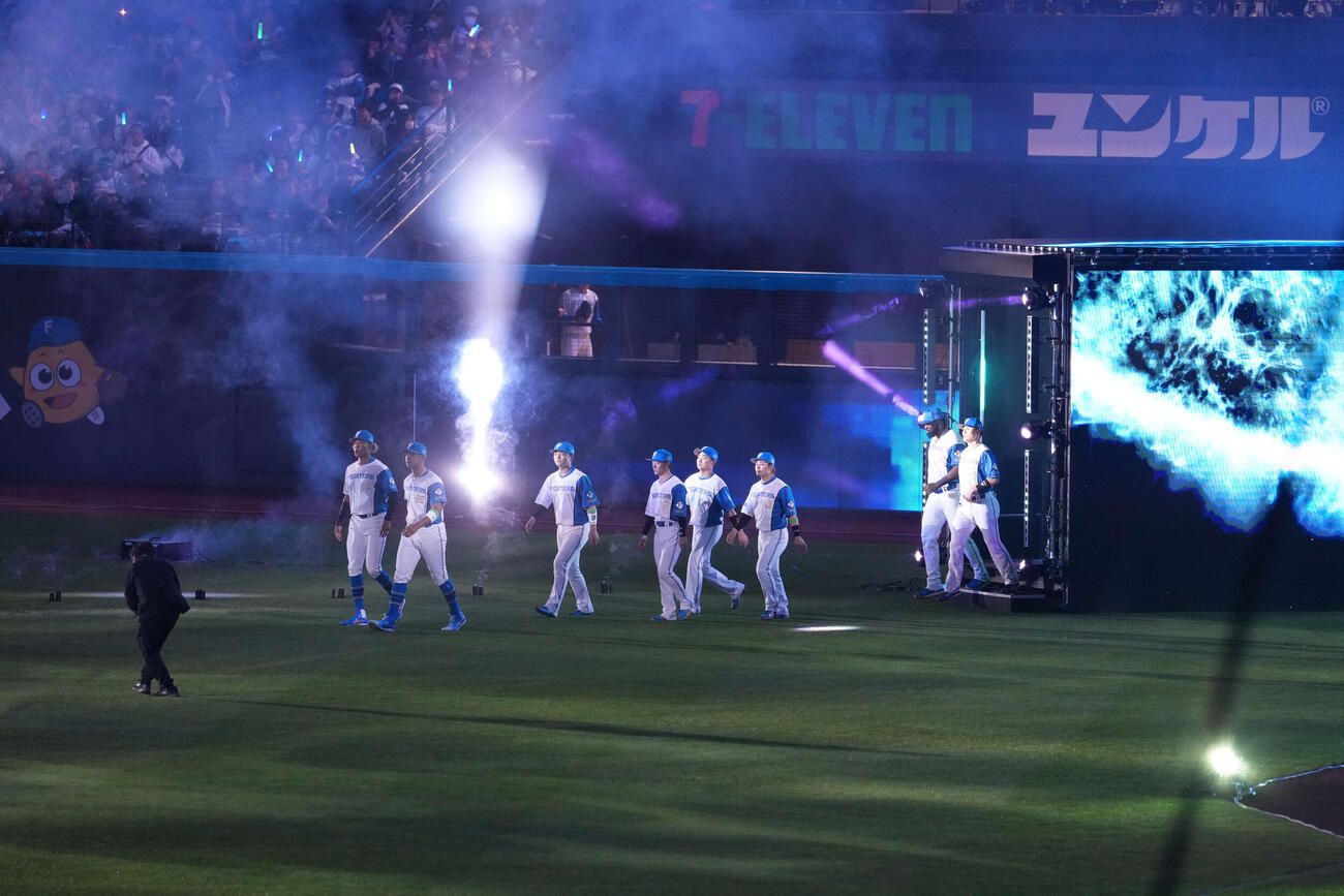 日本ハム対ロッテ　試合前のセレモニー入場する日本ハム（撮影・井上学）