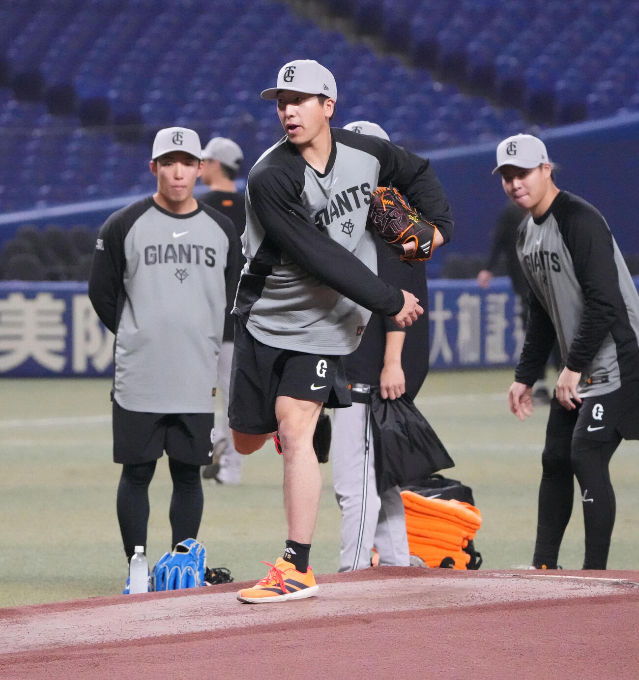 中日対巨人　試合前、大勢（中央）はマウンドを確かめる（撮影・森本幸一）