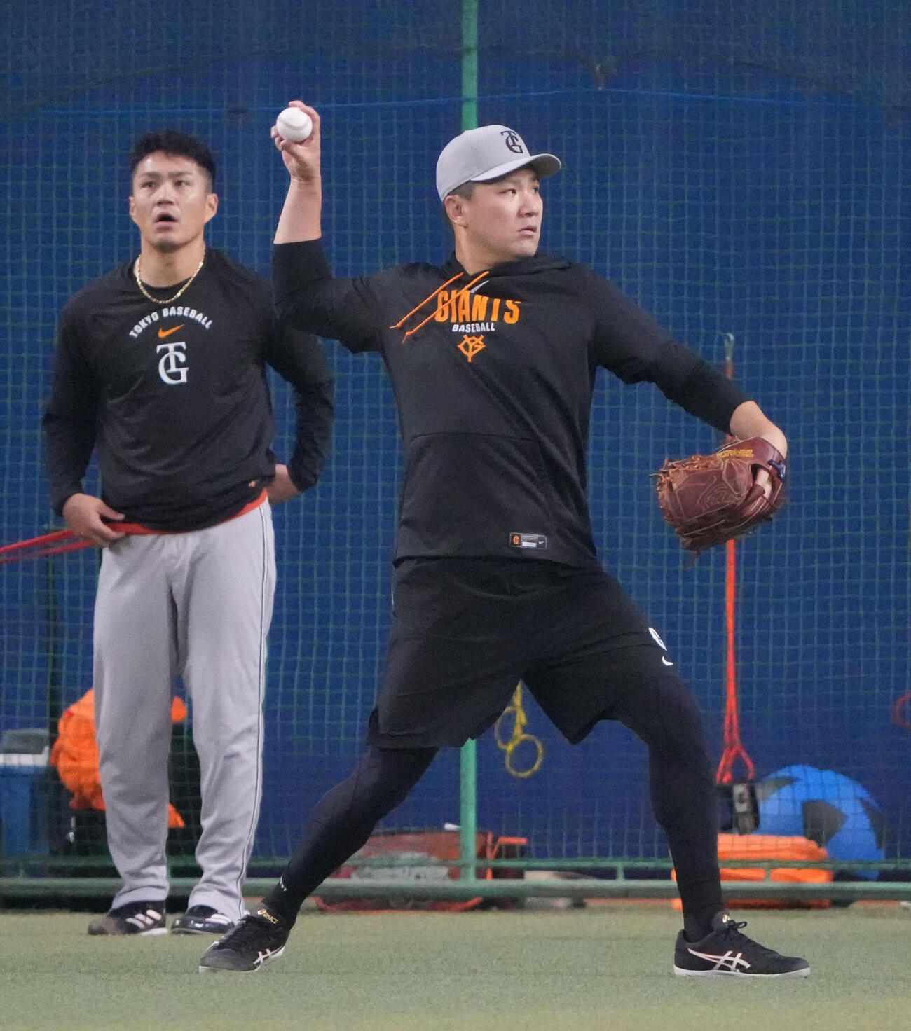 中日対巨人　試合前、キャッチボールをする田中将（右）左は則本（撮影・森本幸一）