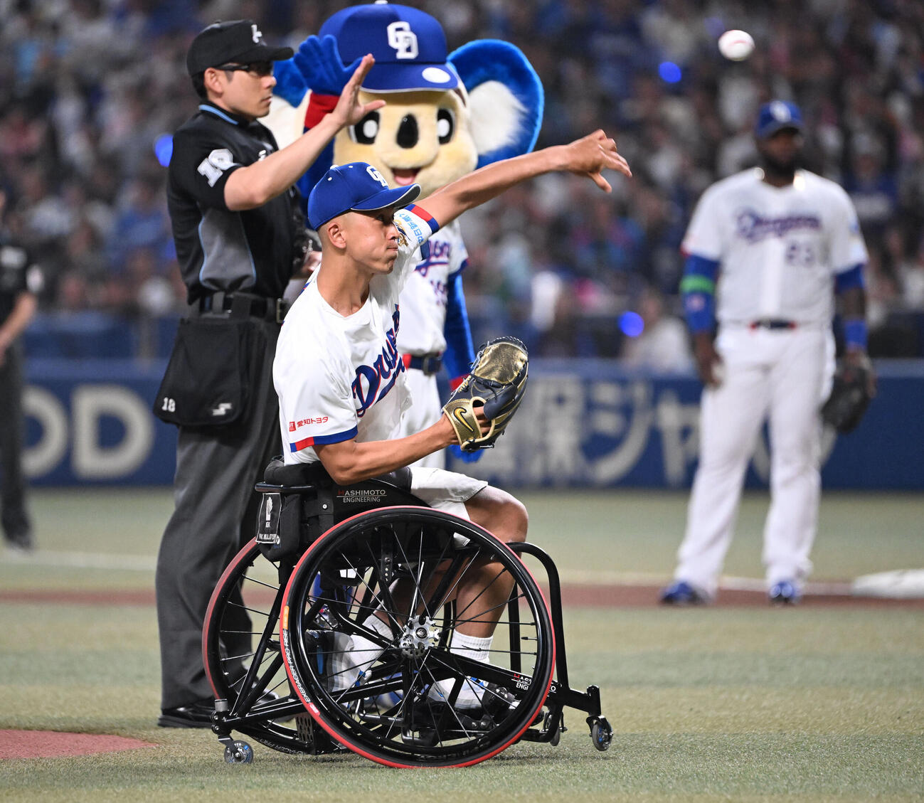中日対巨人　始球式を務める車いすテニス選手の小田凱人（撮影・和賀正仁）