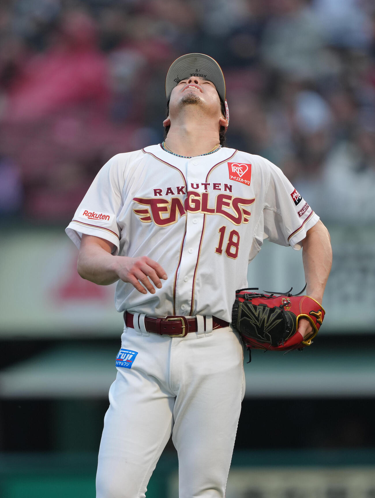 楽天対ソフトバンク　3回表ソフトバンク2死一、二塁、柳田に同点適時打を浴び悔しがる前田健（撮影・足立雅史）