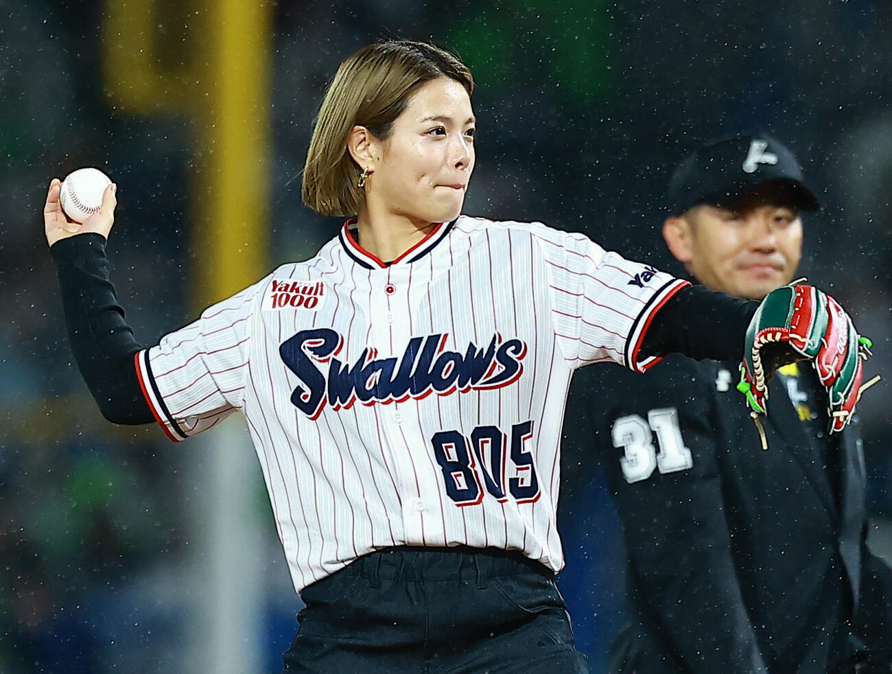 ヤクルト対広島　始球式を行う阿部詩（撮影・野上伸悟）
