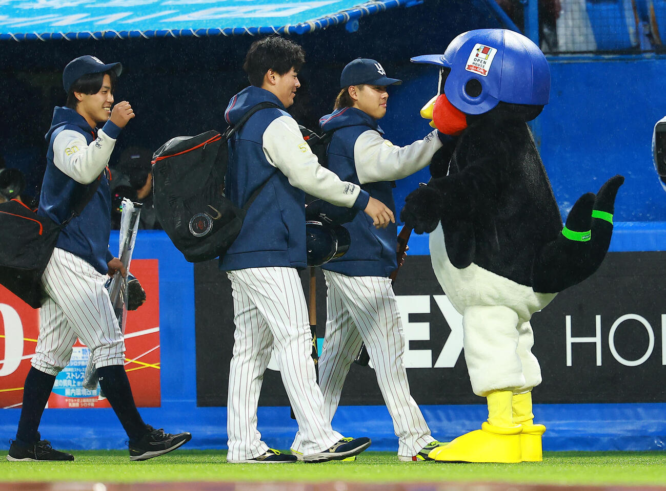 ヤクルト対広島　選手を迎えるつば九郎（撮影・野上伸悟）