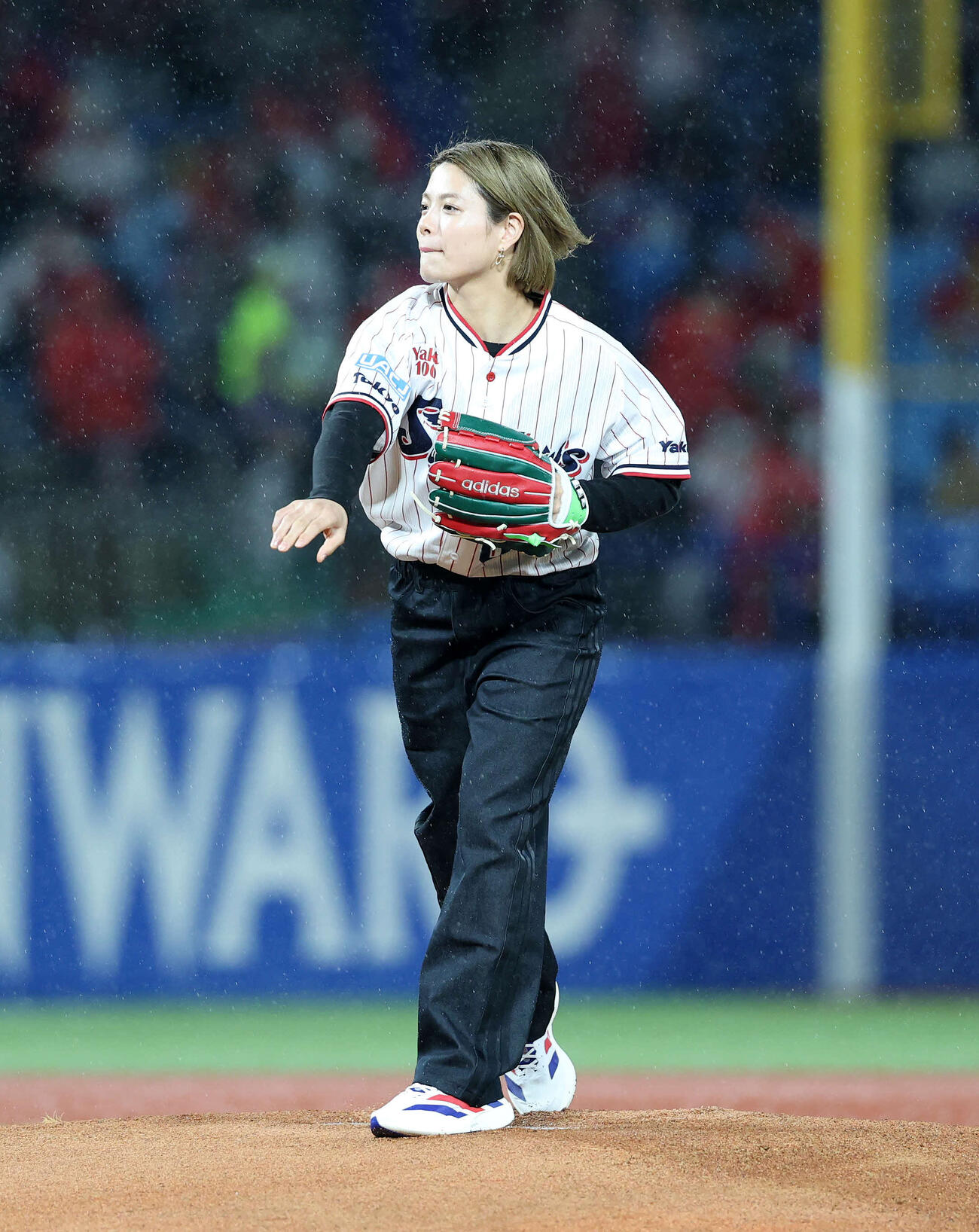 ヤクルト対広島　始球式に臨む阿部詩（撮影・鈴木正人）　