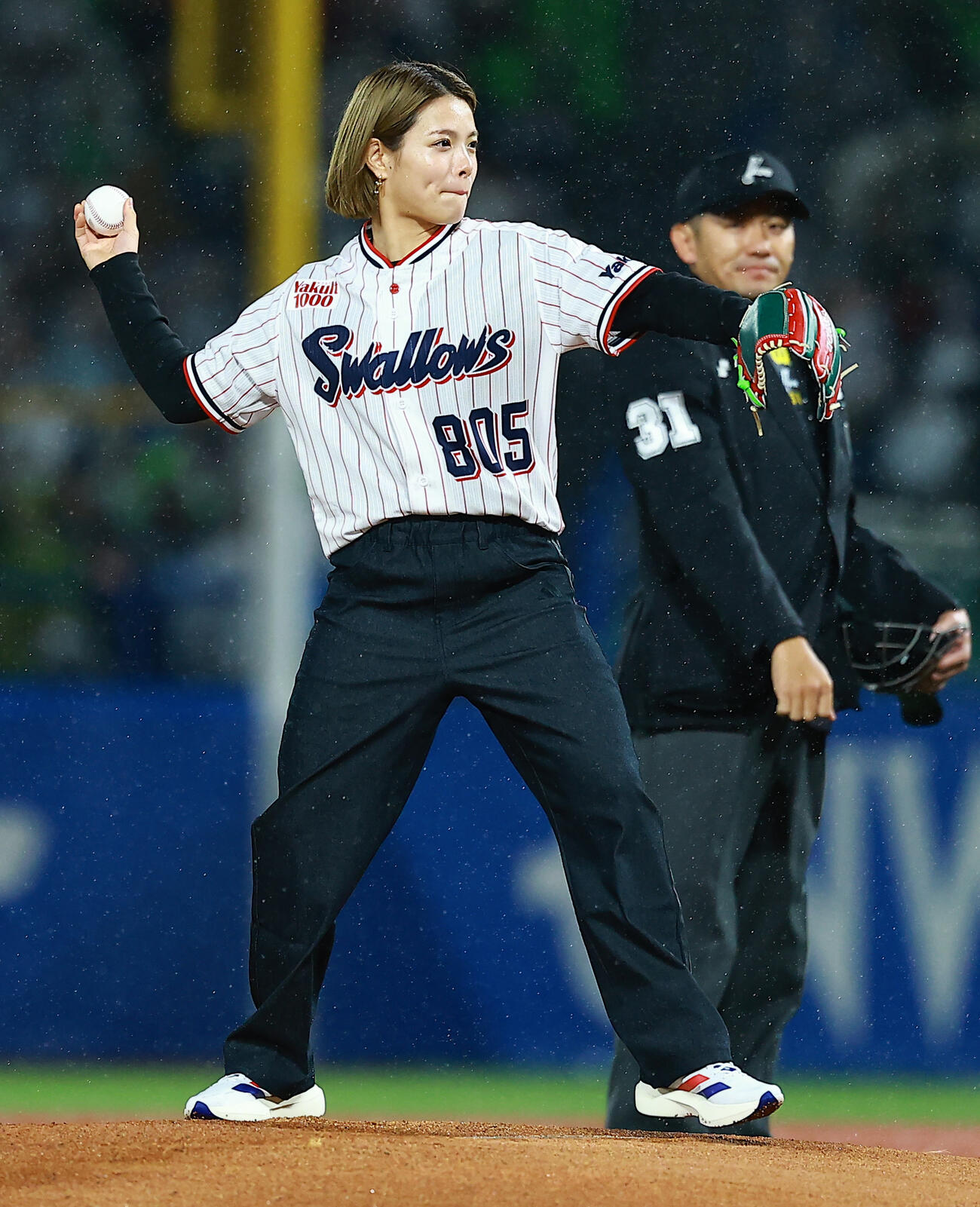 ヤクルト対広島　始球式を行う阿部詩（撮影・野上伸悟）