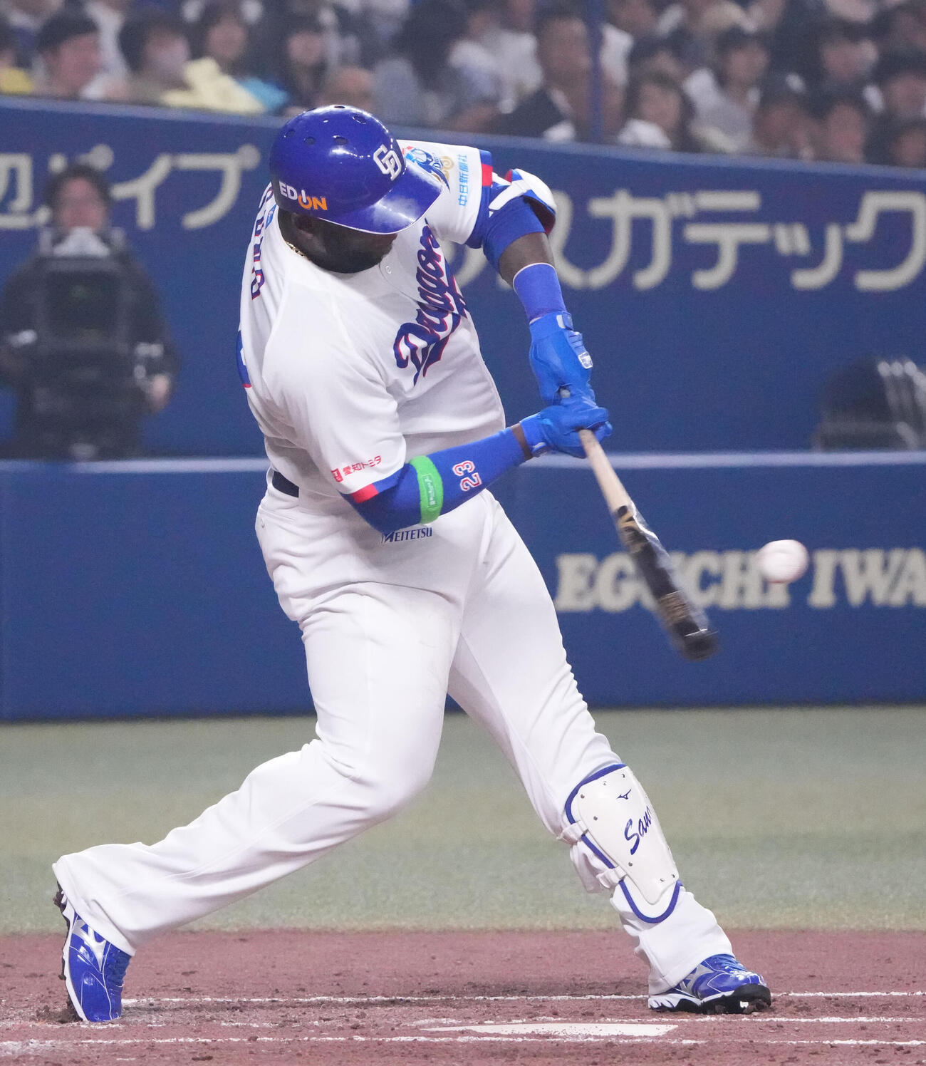 中日対巨人　2回裏中日1死、左越え本塁打を放つサノー（撮影・森本幸一）