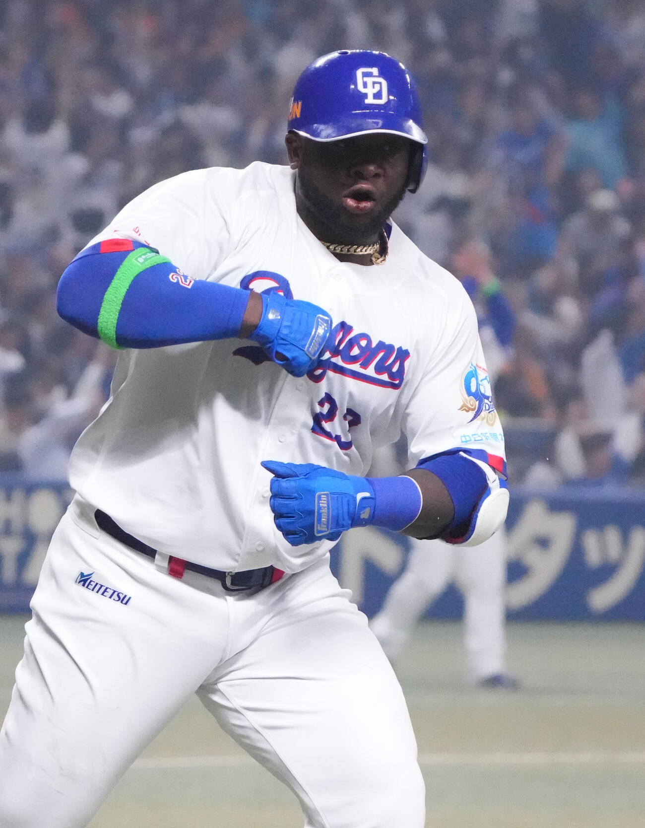 中日対巨人　2回裏中日1死、左越え本塁打を放ちゴリラパフォーンマンスをするサノー（撮影・森本幸一）
