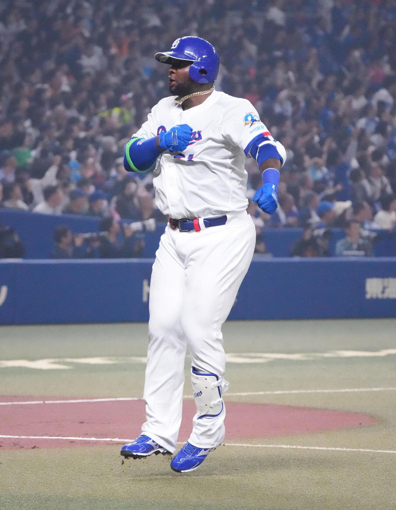 中日対巨人　2回裏中日1死、左越え本塁打を放ちゴリラパフォーンマンスをするサノー（撮影・森本幸一）