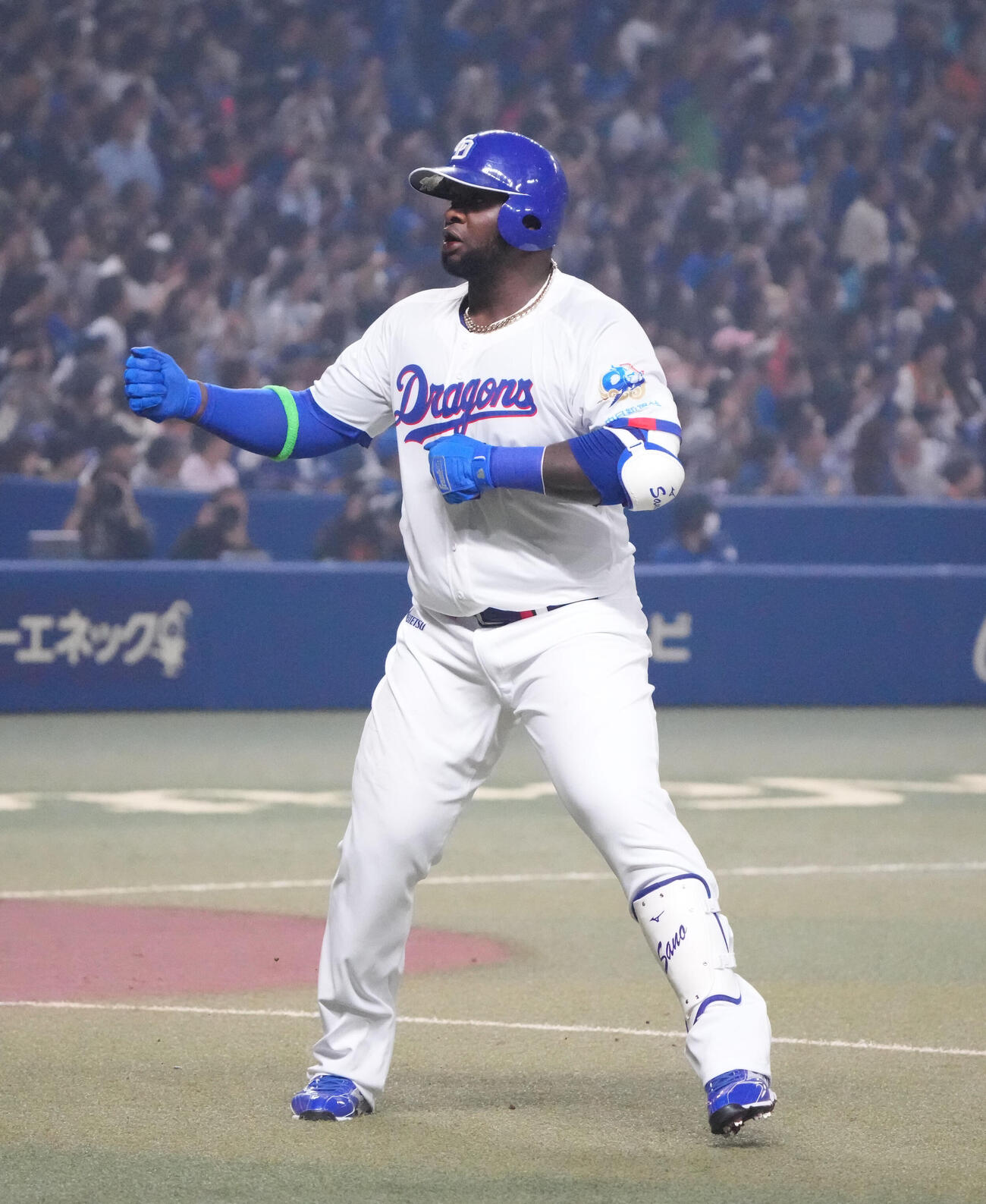 中日対巨人　2回裏中日1死、左越え本塁打を放ちゴリラパフォーンマンスをするサノー（撮影・森本幸一）