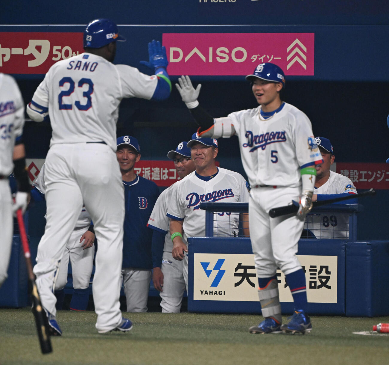 中日対巨人　2回裏中日1死、左越え本塁打を放ったサノーを迎える井上監督（奥）（撮影・和賀正仁）