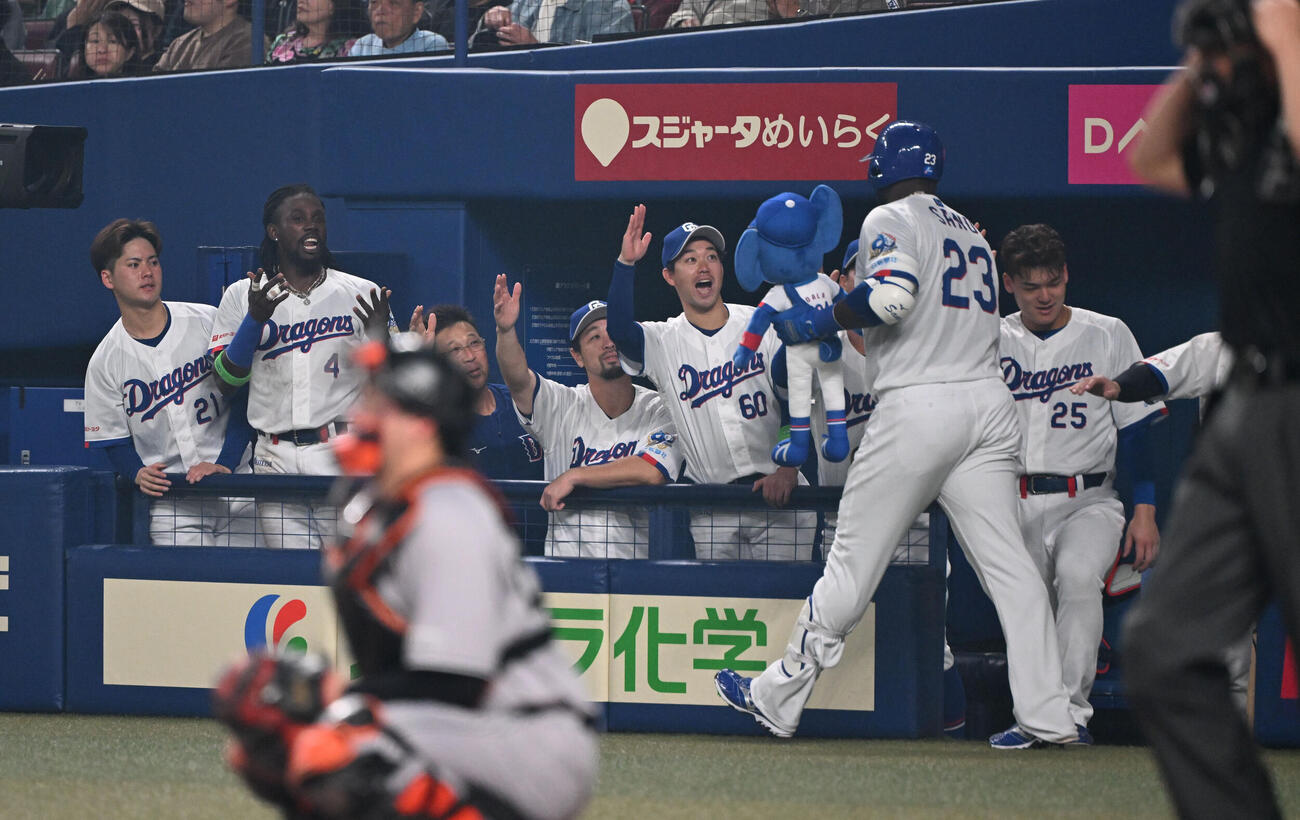 中日対巨人　2回裏中日1死、左越え本塁打を放ったサノーを迎える金丸（左）らナイン（撮影・和賀正仁）