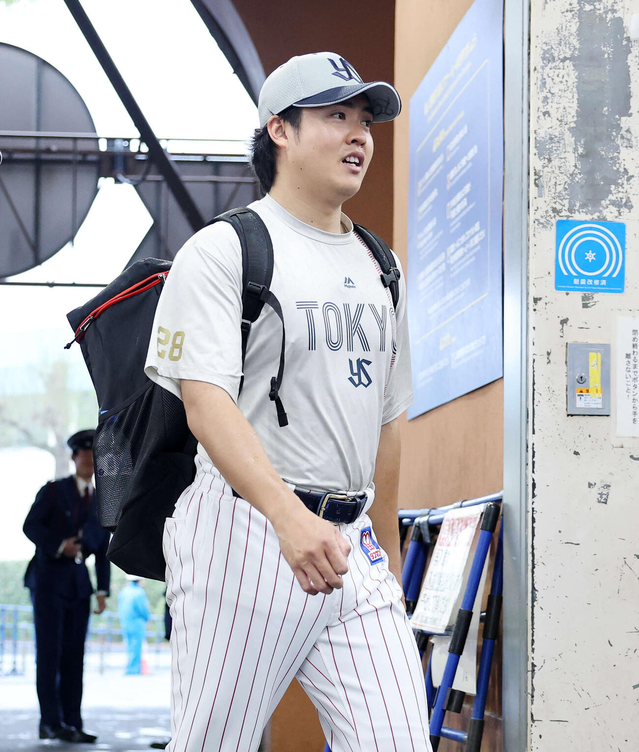 ヤクルト対広島　球場入りするヤクルト松本健（撮影・鈴木正人）　