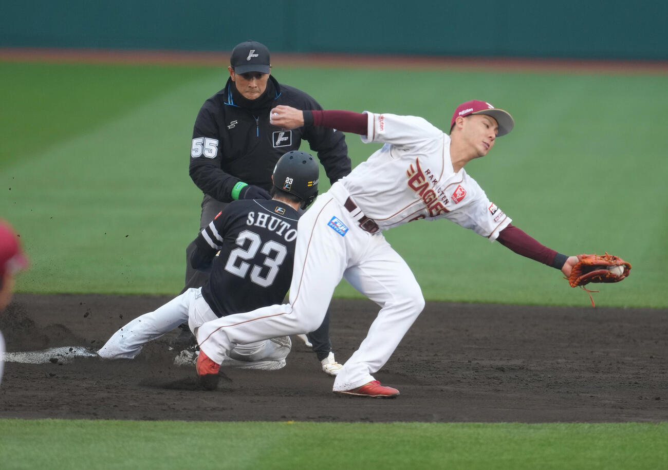 楽天対ソフトバンク　3回表ソフトバンク1死一塁、二塁盗塁に成功する周東（左）（撮影・足立雅史）