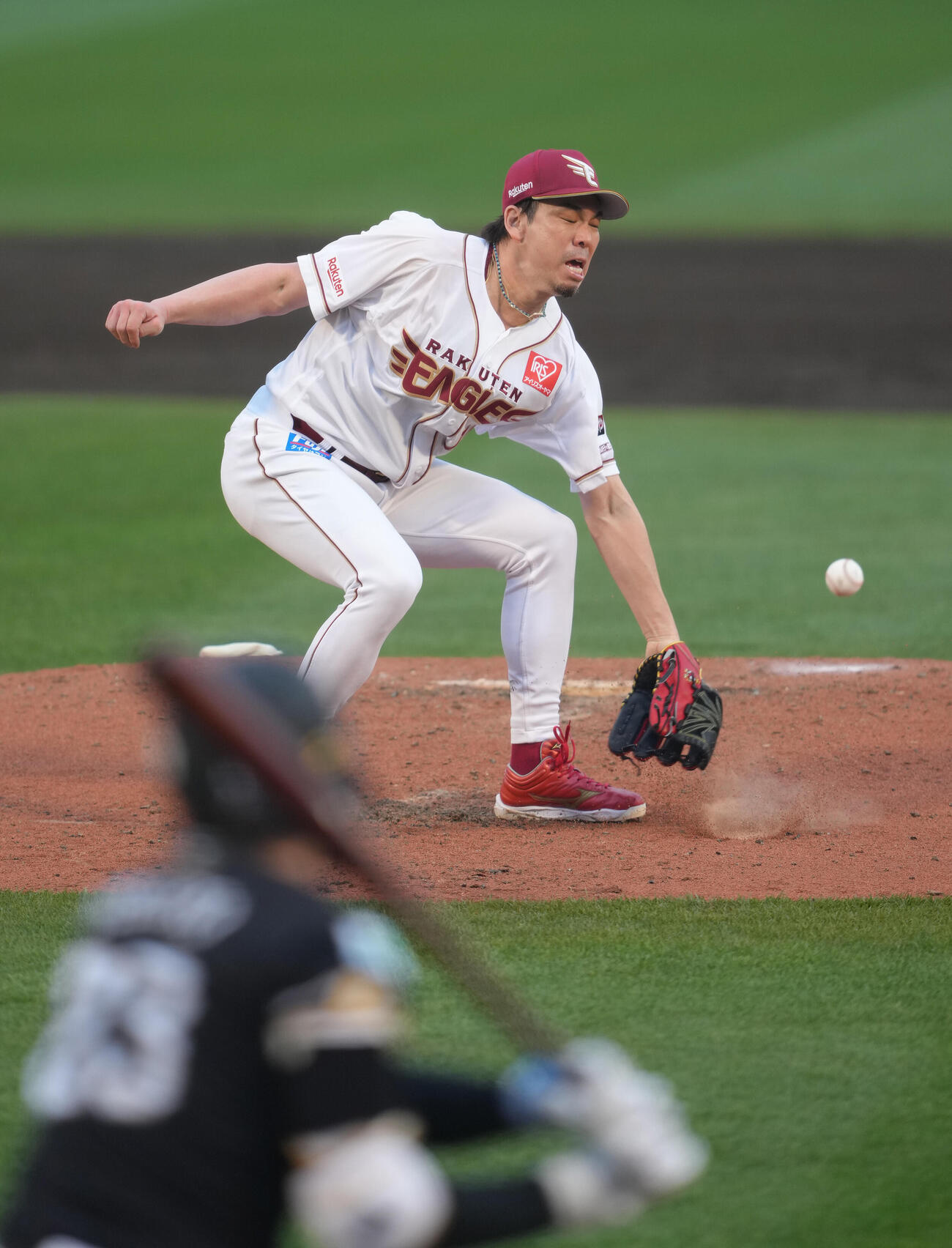 楽天対ソフトバンク　3回表ソフトバンク1死、周東（手前）に中前打を許す前田健（撮影・足立雅史）