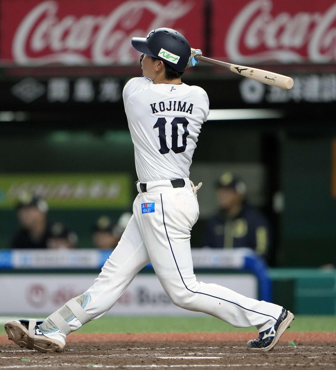 西武対オリックス　4回裏西武無死一塁、2点本塁打を放つ小島（撮影・小島史椰）