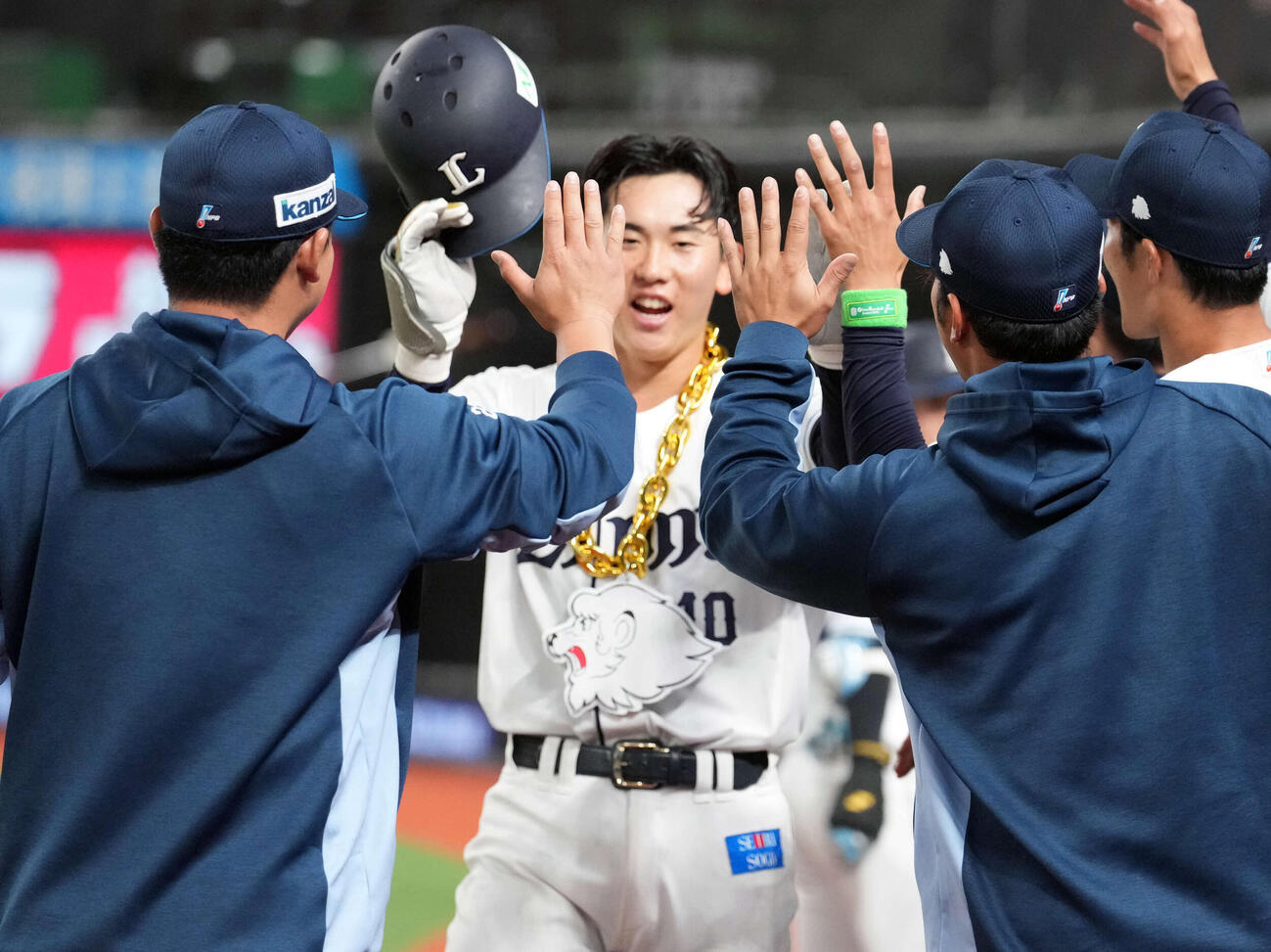 西武対オリックス　4回裏西武無死一塁、2点本塁打を放ちナインから祝福される小島（撮影・小島史椰）