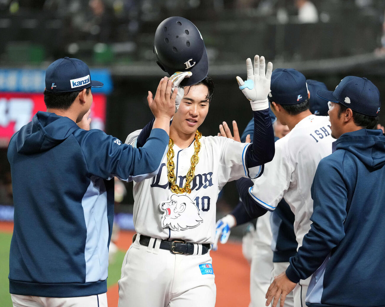 西武対オリックス　4回裏西武無死一塁、2点本塁打を放ちナインから祝福される小島（撮影・小島史椰）