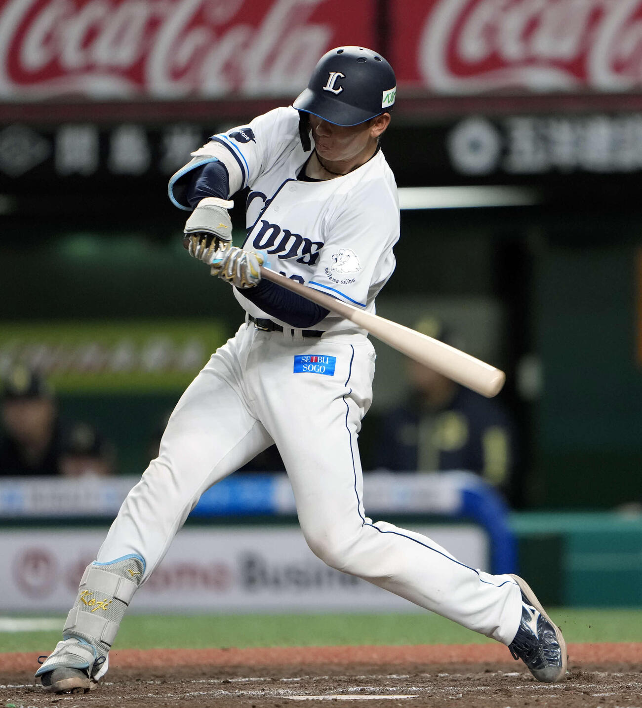 西武対オリックス　4回裏西武無死一塁、2点本塁打を放つ小島（撮影・小島史椰）