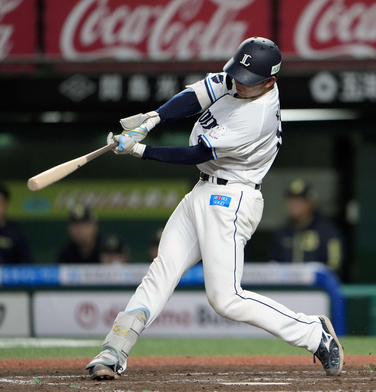 西武対オリックス　4回裏西武無死一塁、2点本塁打を放つ小島（撮影・小島史椰）