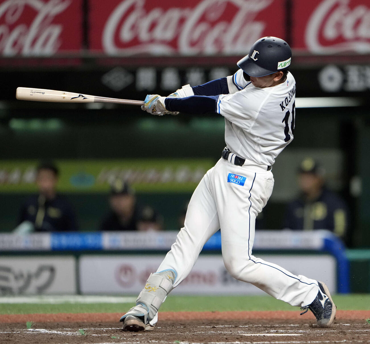 西武対オリックス　4回裏西武無死一塁、2点本塁打を放つ小島（撮影・小島史椰）