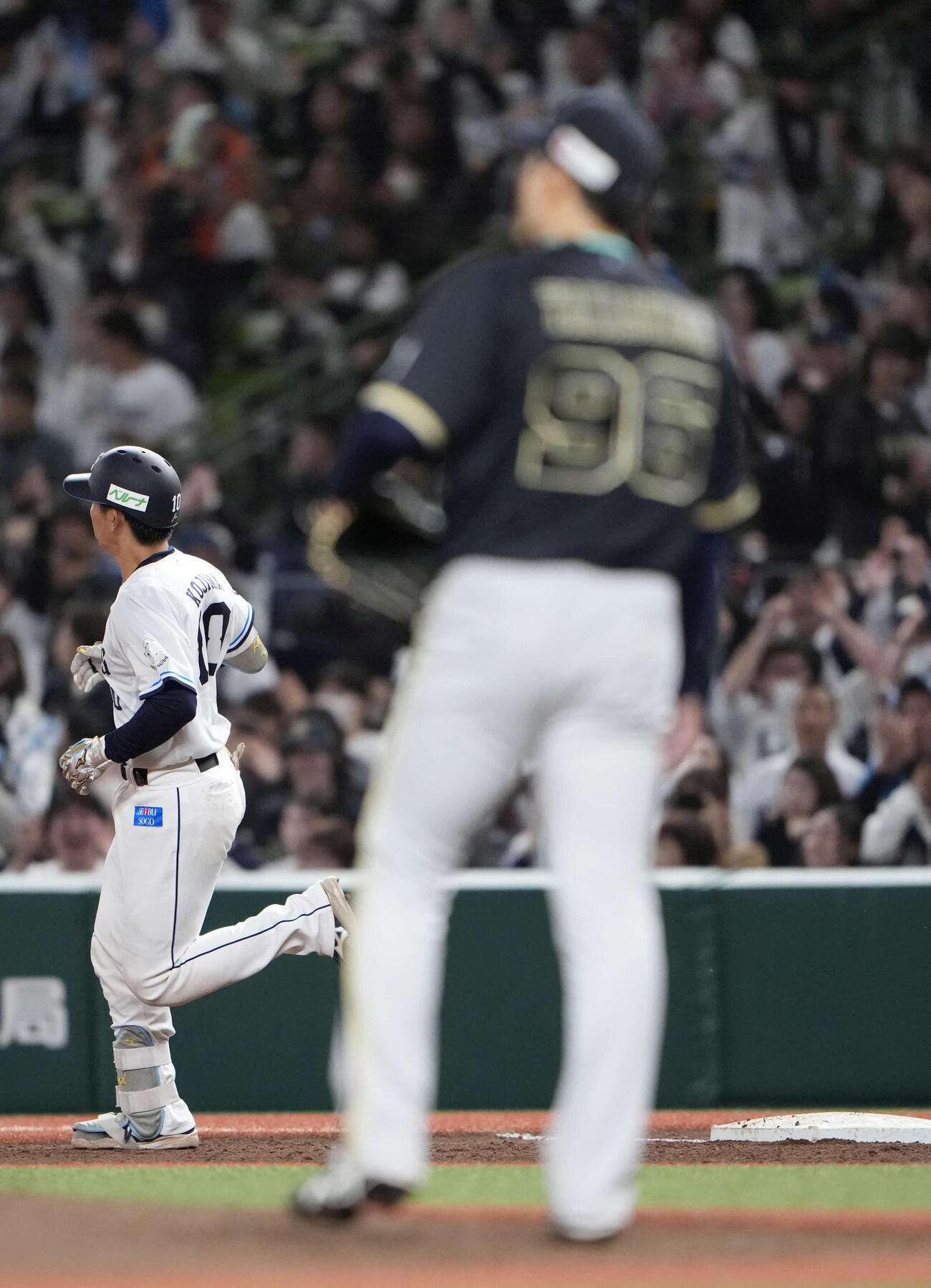 西武対オリックス　4回裏西武無死一塁、2点本塁打を放つ小島（撮影・小島史椰）