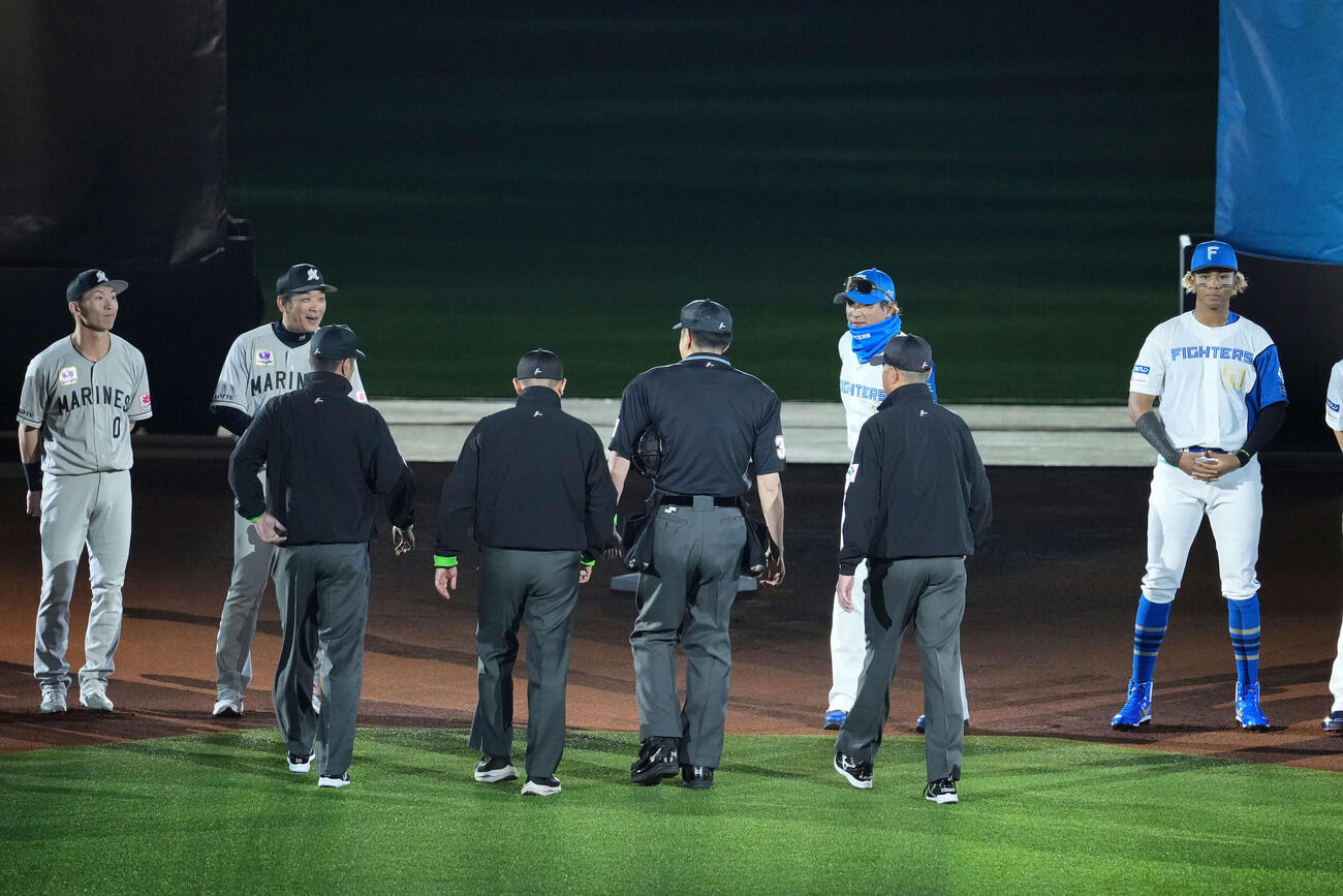 日本ハム対ロッテ　試合前のメンバー交換をする新庄監督（右）とサブロー監督（左）（撮影・井上学）