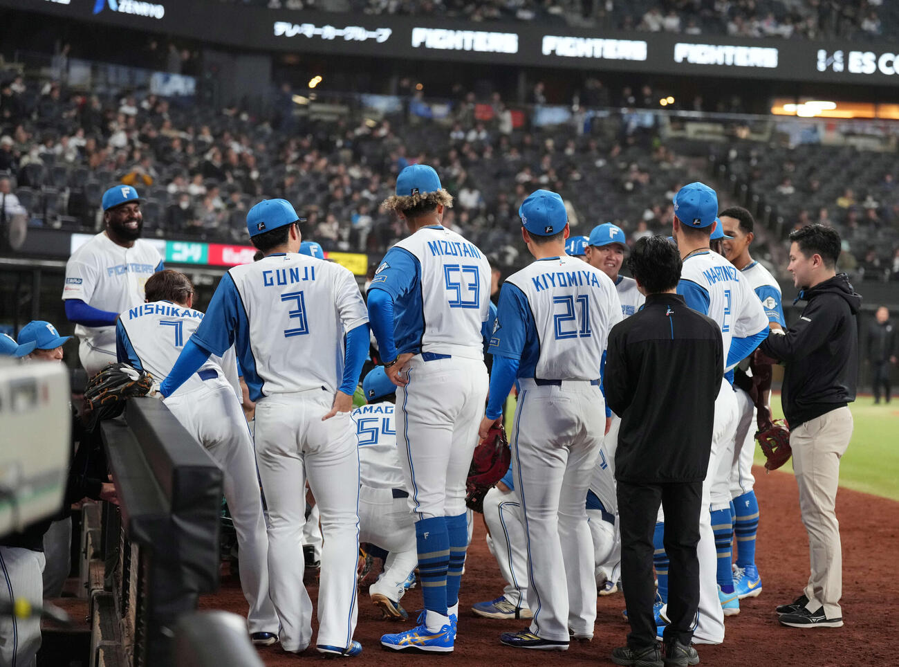 日本ハム対ロッテ　試合前に円陣を組む日本ハムの選手（撮影・井上学）