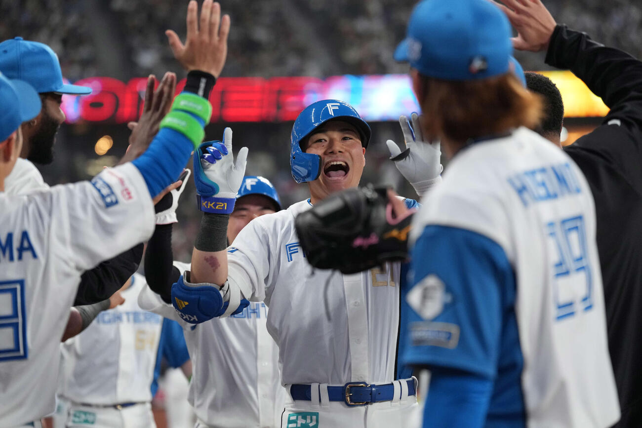 日本ハム対ロッテ　2回裏日本ハム2死一、二塁、3点本塁打を放ち生還した清宮幸（撮影・井上学）