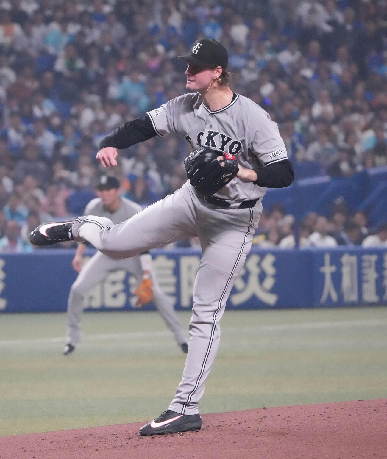 中日対巨人　1回裏、登板する巨人先発のウィットリー（撮影・森本幸一）