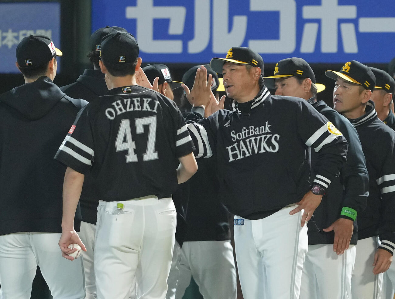 楽天対ソフトバンク　4連勝としタッチを交わすソフトバンク小久保監督（右）（撮影・足立雅史）