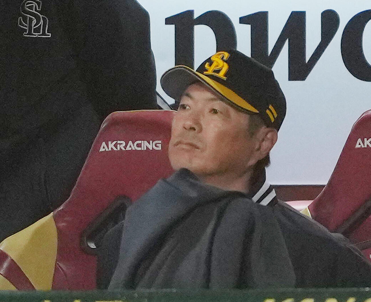 楽天対ソフトバンク　戦況を見つめるソフトバンク小久保監督（撮影・足立雅史）