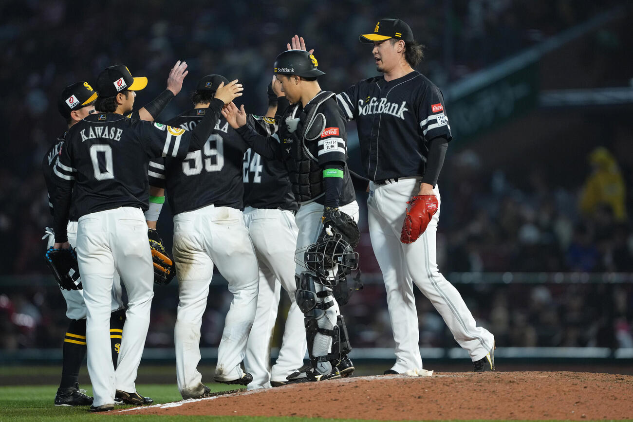 楽天対ソフトバンク　4連勝としタッチを交わすソフトバンク杉山（右端）ら（撮影・足立雅史）