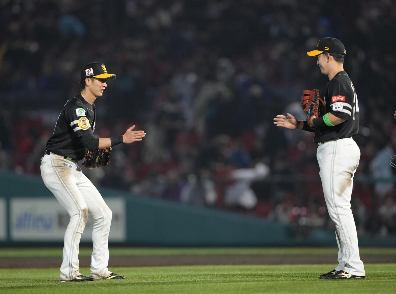 楽天対ソフトバンク　4連勝としポーズを決めるソフトバンク周東（左）（撮影・足立雅史）