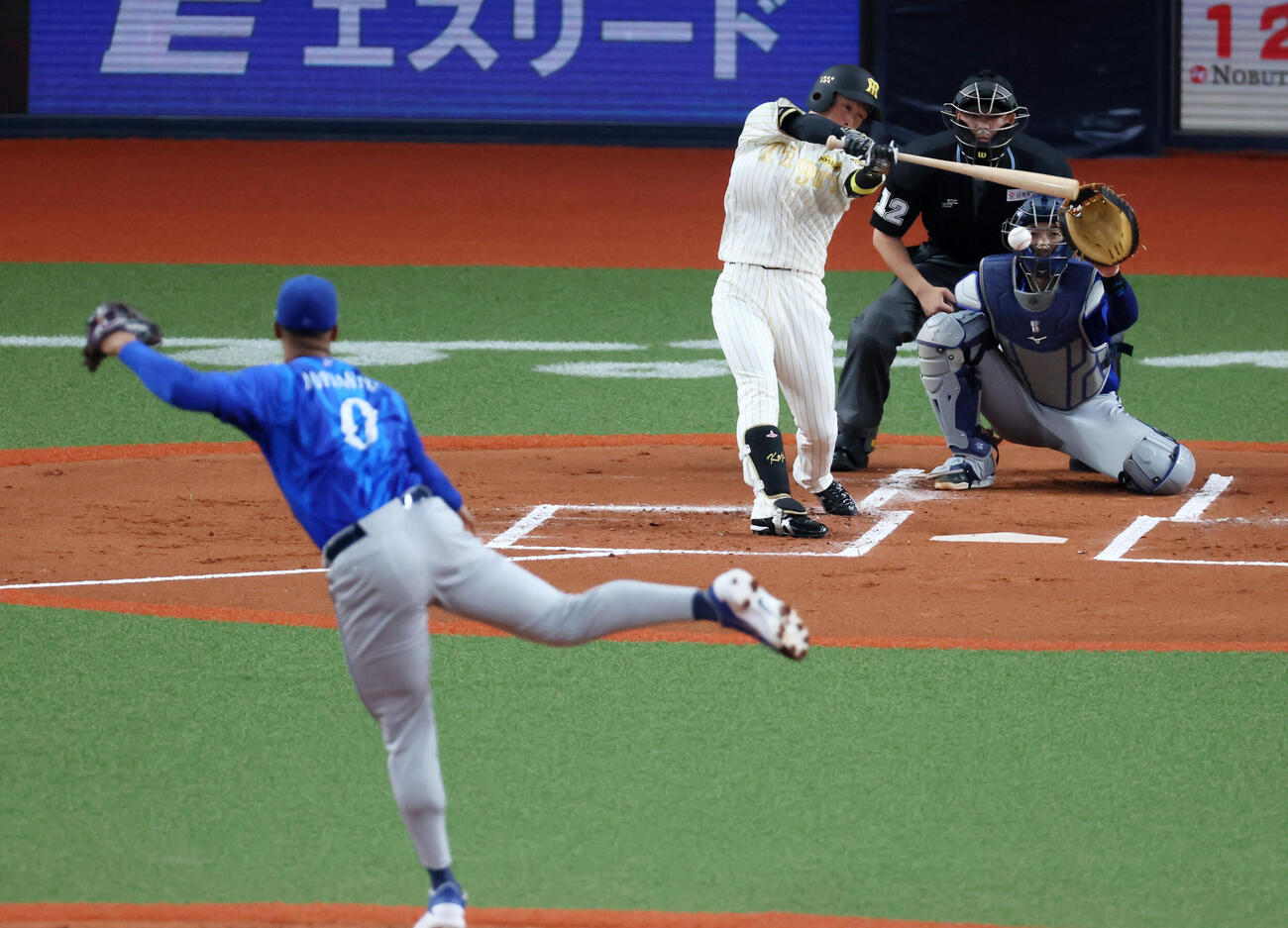阪神対DeNA 1回裏阪神無死、近本は中前打を放つ。投手デュプランティエ（撮影・加藤哉）