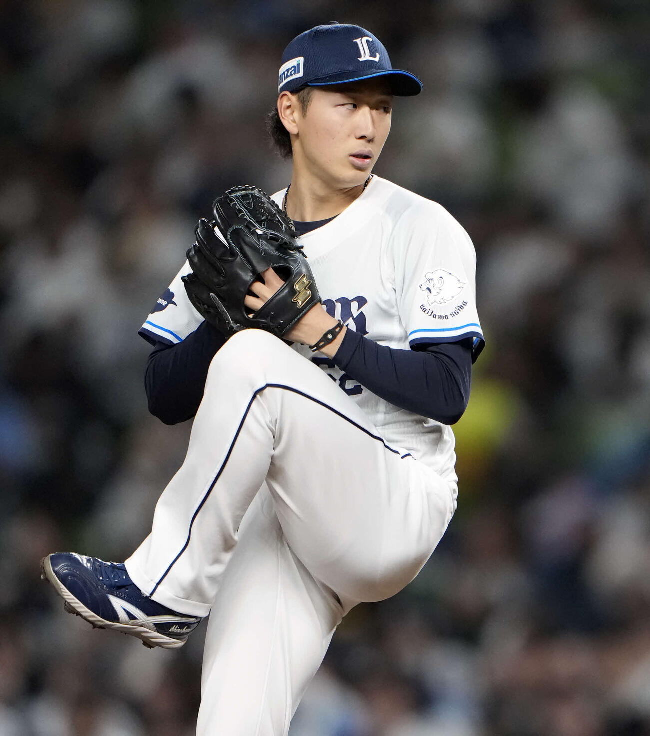 西武対オリックス　6回表西武2番手で登板する篠原（撮影・小島史椰）