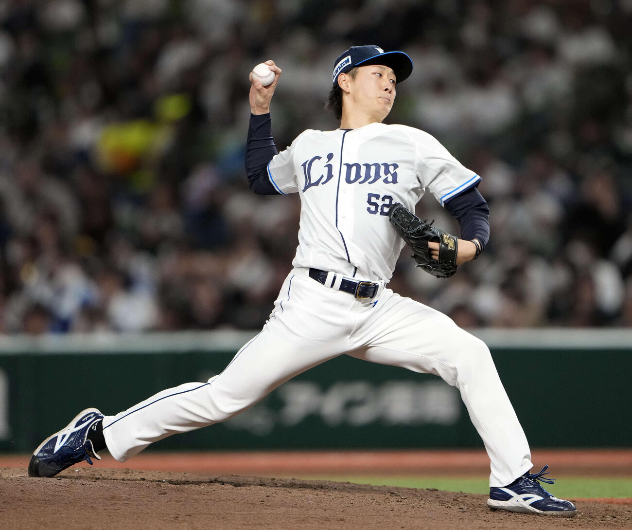 西武対オリックス　6回表西武2番手で登板する篠原（撮影・小島史椰）