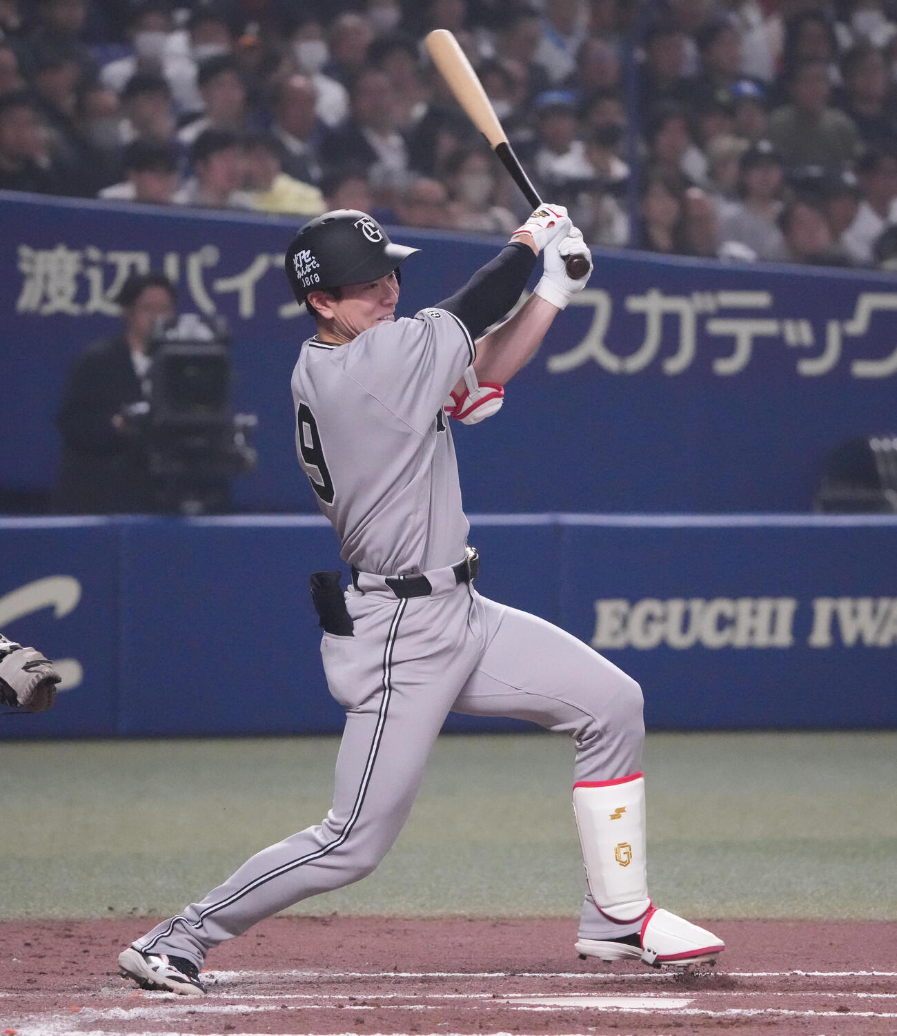 中日対巨人　6回表巨人2死一、三塁、右前適時打を放つ松本（撮影・森本幸一）
