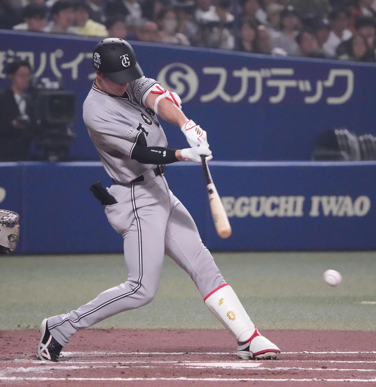 中日対巨人　6回表巨人2死一、三塁、右前適時打を放つ松本（撮影・森本幸一）