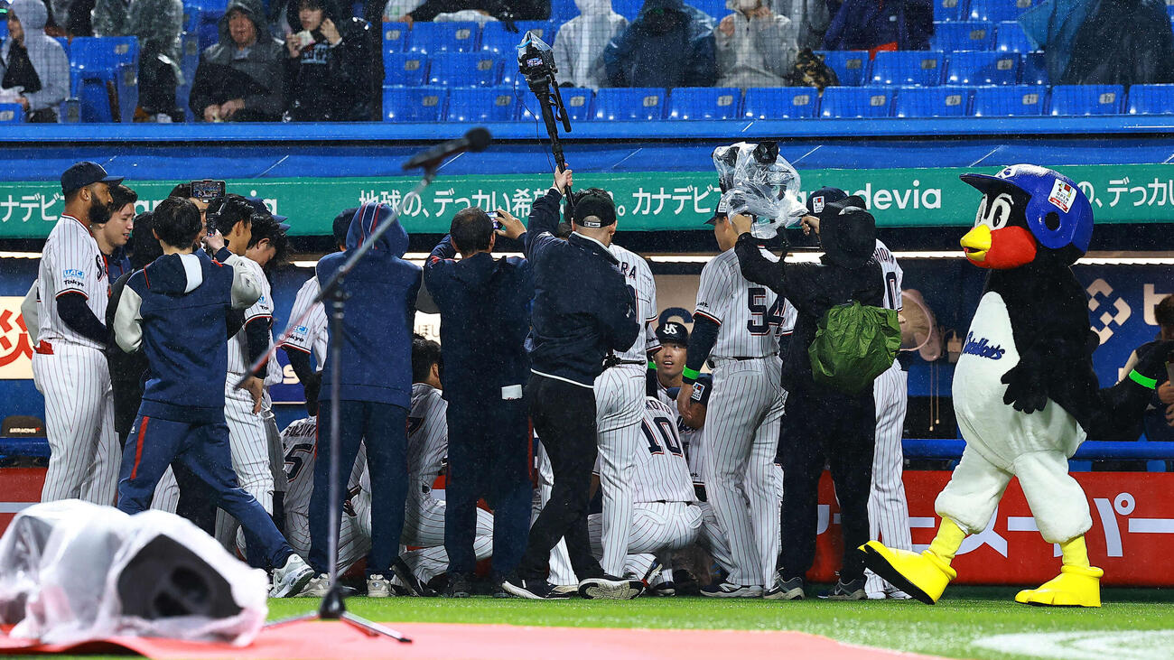 ヤクルト対広島　試合前に円陣を組むヤクルトの選手たち。右端はつば九郎（撮影・野上伸悟）