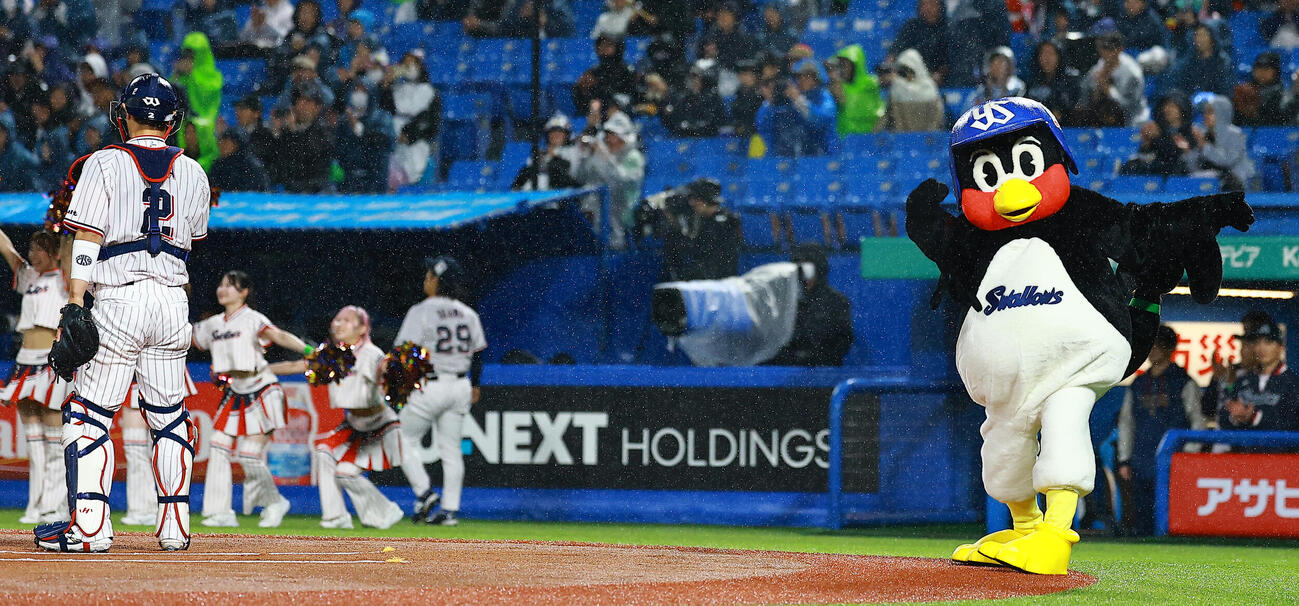 ヤクルト対広島　阿部詩の始球式でストライクポーズのつば九郎（撮影・野上伸悟）