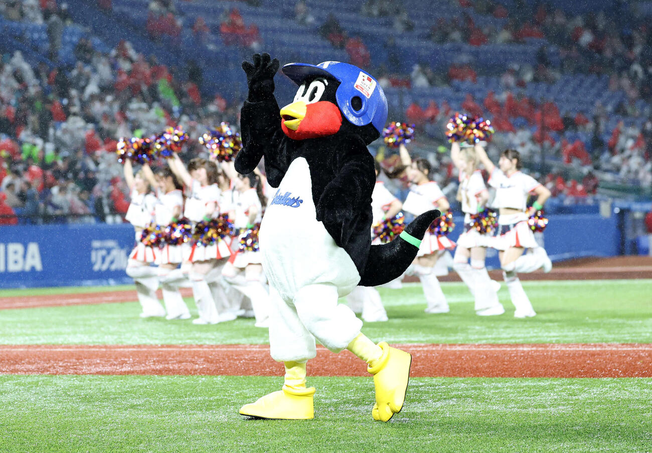 ヤクルト対広島　ファンに手を振るつば九郎（撮影・鈴木正人）　