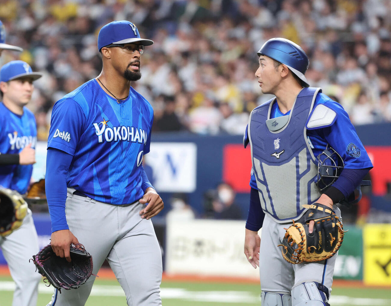 阪神対DeNA DeNA先発のデュプランティエは2回を投げ終わり、山本と話しながらベンチに戻る（撮影・西尾就之）