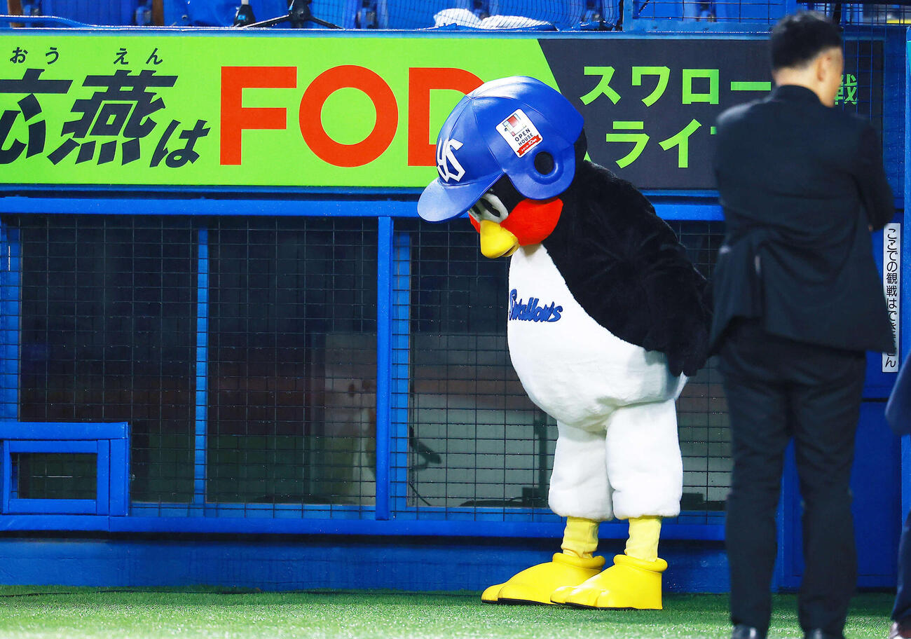 ヤクルト対広島　グラウンドに入り一礼するつば九郎（撮影・野上伸悟）