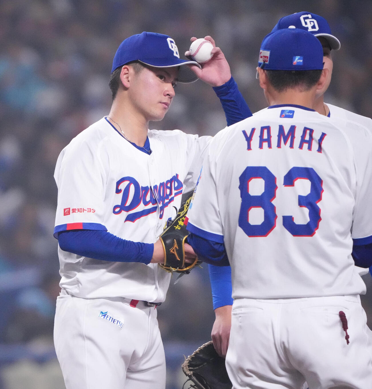 中日対巨人　6回表巨人2死一、三塁、マウンドの金丸（左）のもとに集まる中日ナイン（撮影・森本幸一）