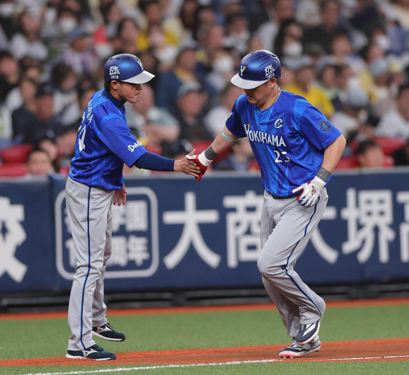 阪神対DeNA 6回表DeNA無死、筒香（右）は右越えソロ本塁打を放ちダイヤモンドを1周する（撮影・上山淳一）