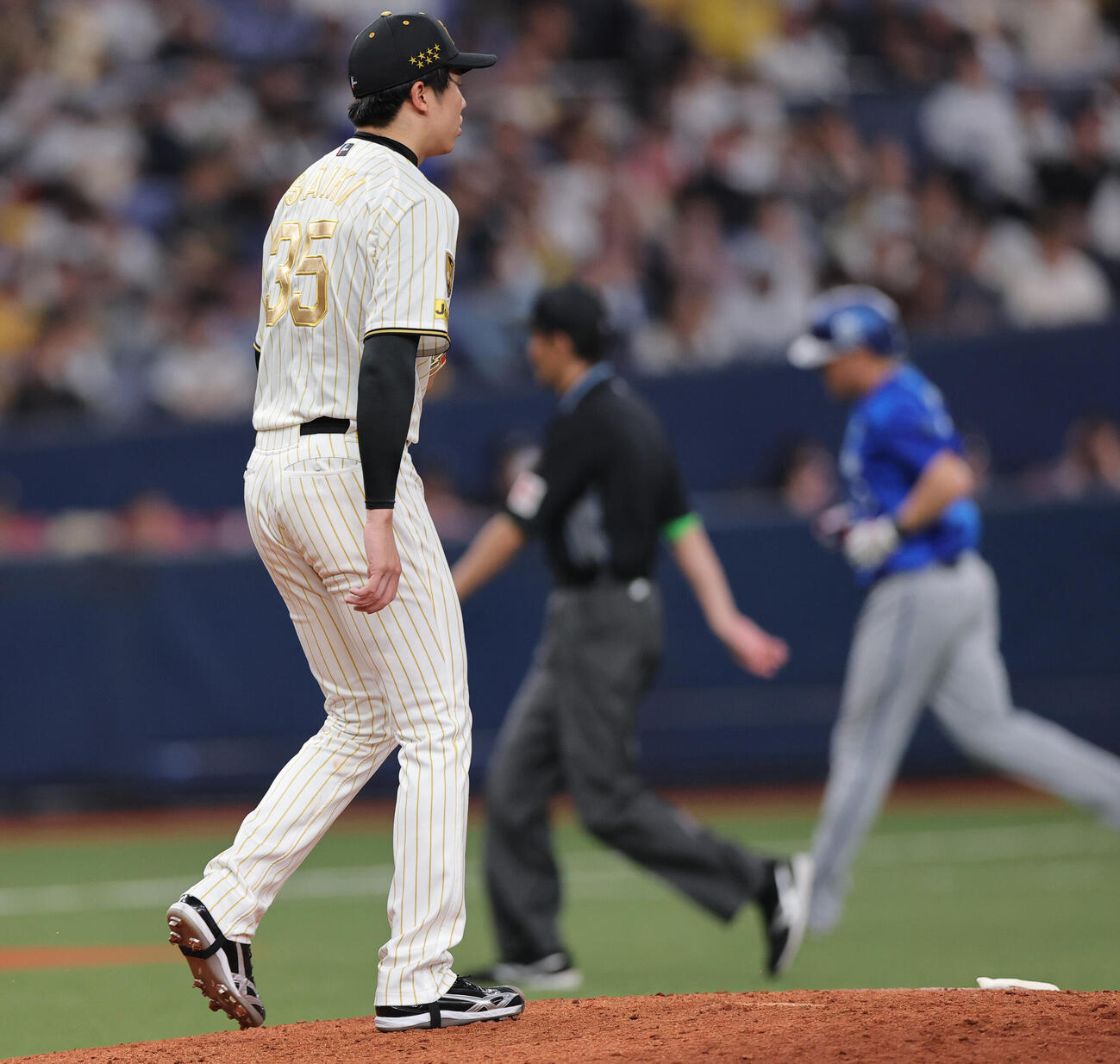 阪神対DeNA 6回表DeNA無死、才木（手前）は筒香に右越えソロ本塁打を浴びる（撮影・上山淳一）