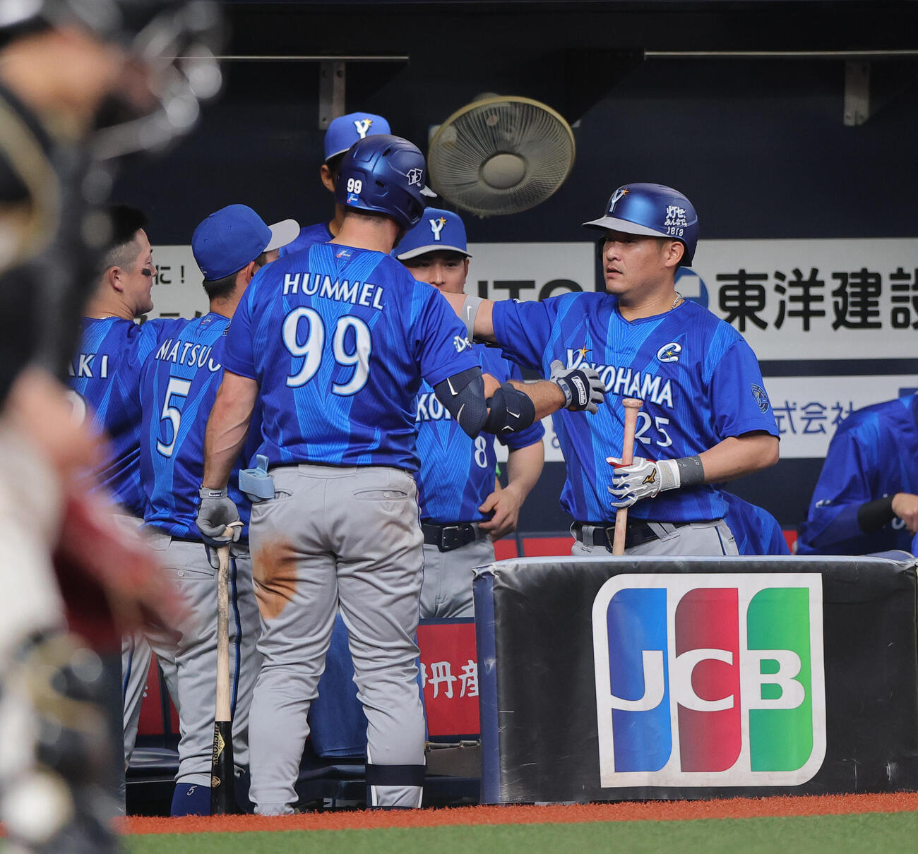 阪神対DeNA 6回表DeNA無死、筒香（右）は右越えソロ本塁打を放ち祝福を受ける（撮影・上山淳一）