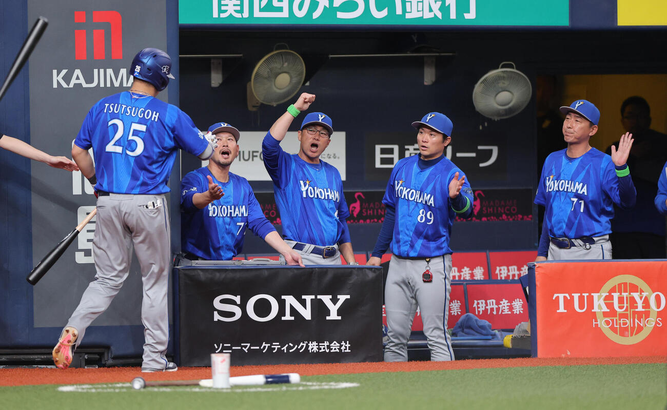 阪神対DeNA 6回表DeNA無死、右越えソロ本塁打を放った筒香（手前）を出迎える相川監督（左3人目）ら（撮影・上山淳一）
